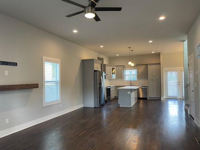 Building Photo - Convenient Living in West End
