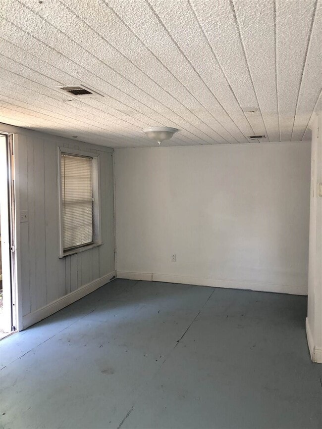 Building Photo - 1605 N R St
