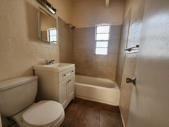 Building Photo - 620 20th St