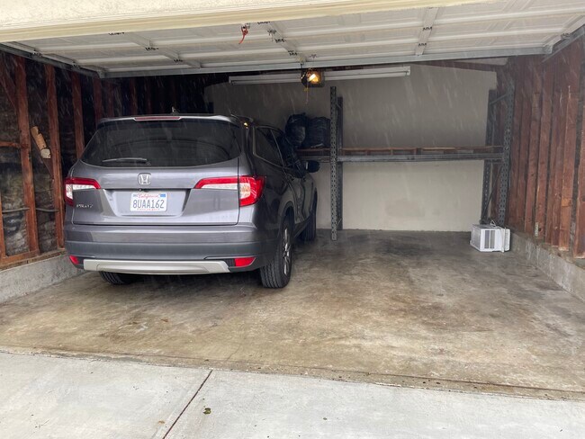 garage - 25219 Loytan St