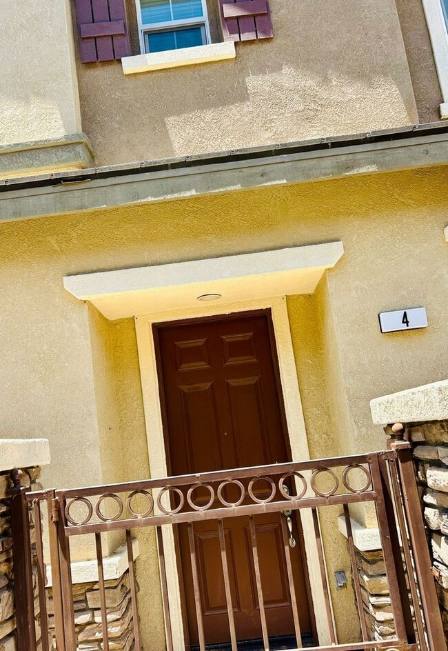 Building Photo - Beautiful TownHouse available in Brawley