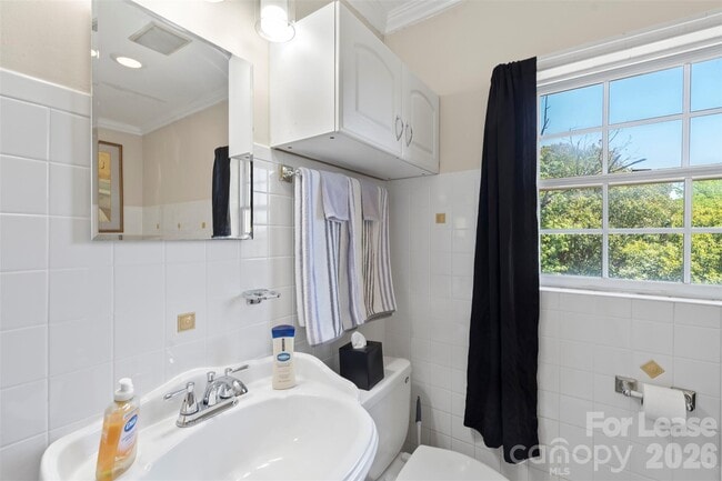 Building Photo - 703 S Summit Ave