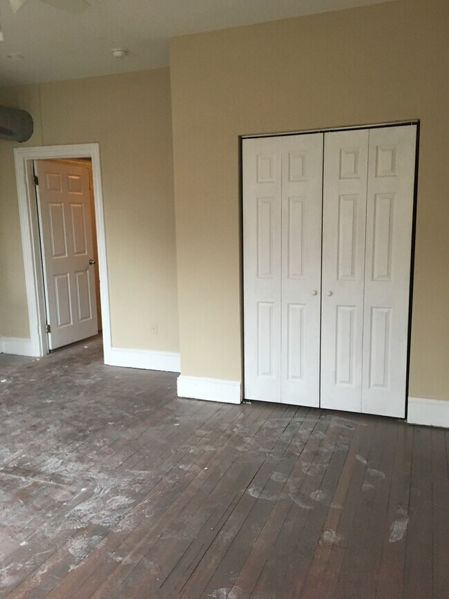 Building Photo - 4015 Lancaster Ave