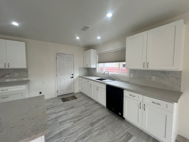 Building Photo - Beautifully renovated 3 bed 2 bath house