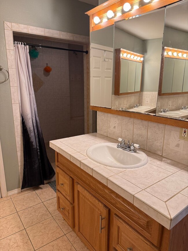 Building Photo - Unique, spacious 5-bdrm/3-bath Craftsman w...