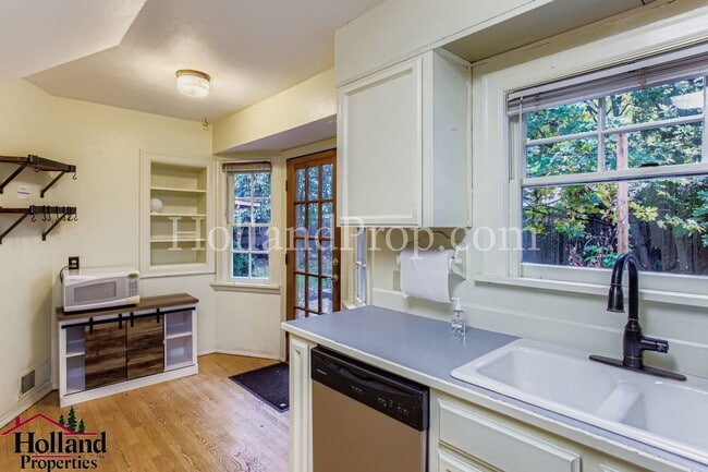 Building Photo - Spacious 3-Bedroom Hillsboro Home with Spa...