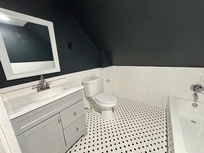 Building Photo - 312 S Valentine St