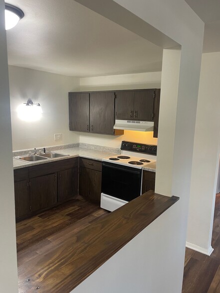 Building Photo - Large 2 bedroom 1 bath with balcony and ga...