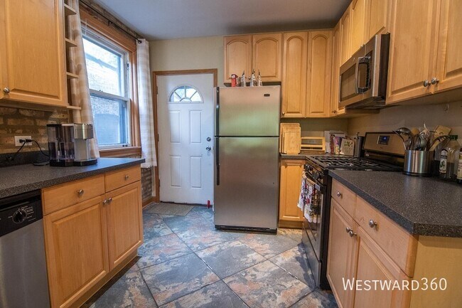 Building Photo - 821 Brummel St