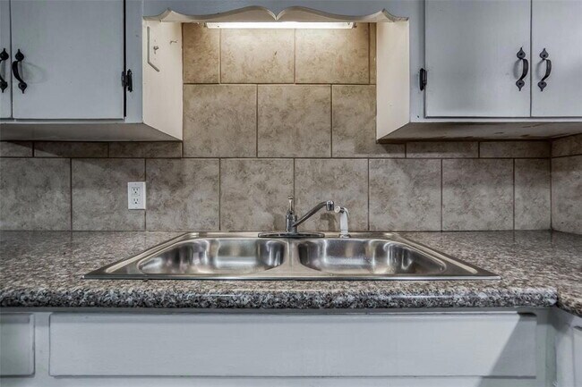 Building Photo - Recently Remodeled 3-Bedroom Home with Gat...