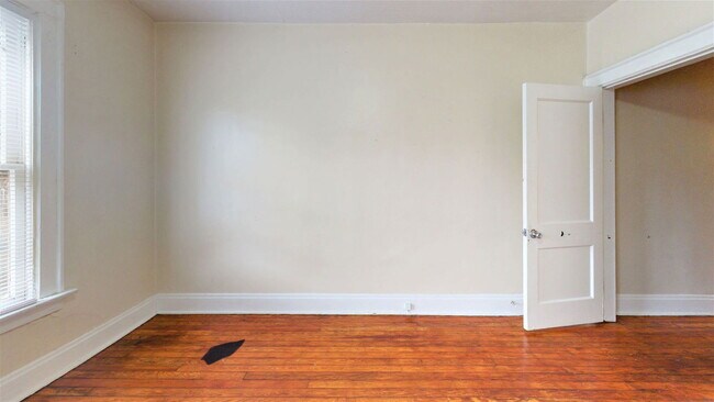 Building Photo - 1482 Summit St