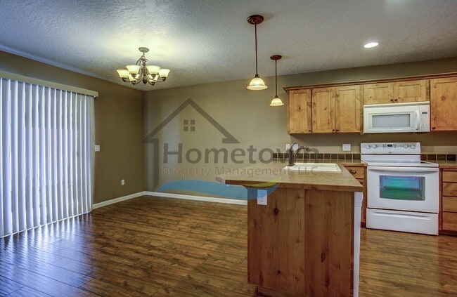 Building Photo - 3 Bedroom 2.5 Bathroom Custom Craftsman w/...
