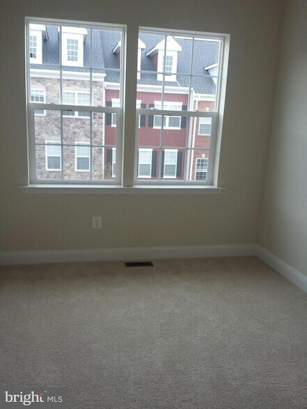 Building Photo - 6041 Maple Hill Rd