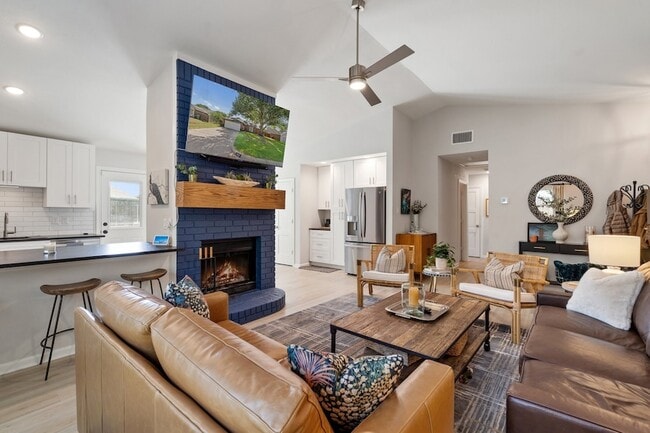 Building Photo - 512 Yellowstone Dr