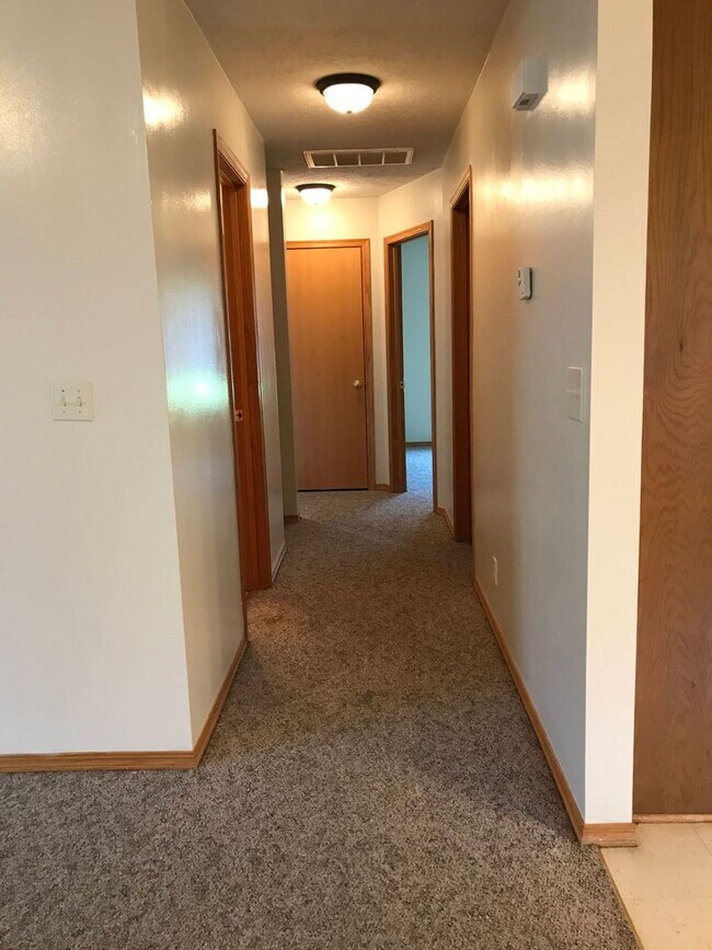 Building Photo - Executive Rental 2 Bedroom 2 Bath 2 Car Garage Duplex