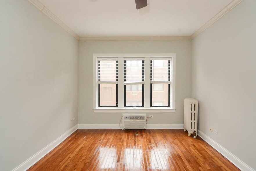 Building Photo - 722 W Addison St