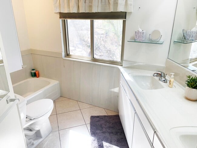 Building Photo - 540 E Monaco Pl