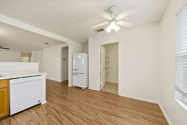 Building Photo - Charming 3-Bedroom Home in Carriage Hills ...