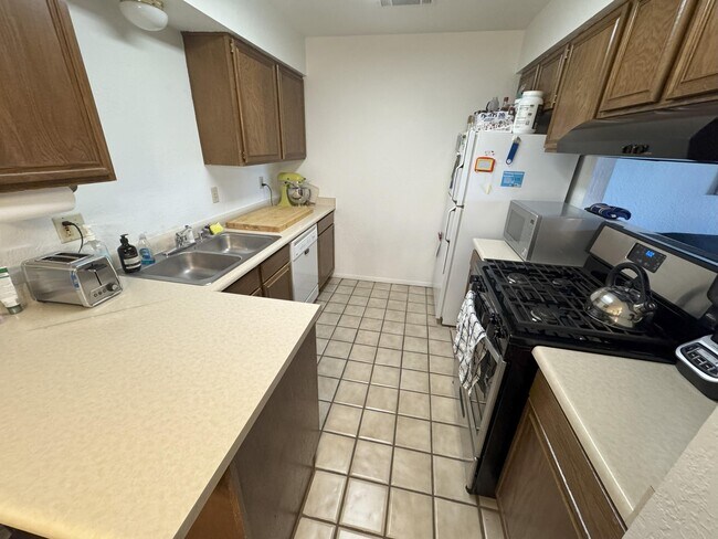 Building Photo - 2900 Vista Del Rey NE