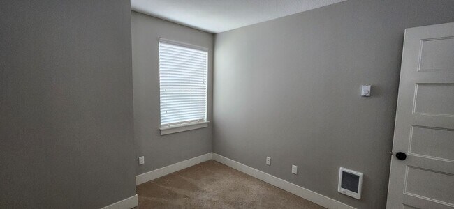 Building Photo - 4417 N Gantenbein Ave