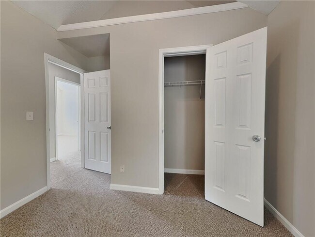 Building Photo - 205 Oak Terrace Dr