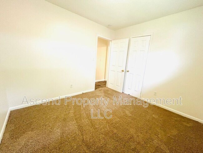 Building Photo - 1102 N Hickory St