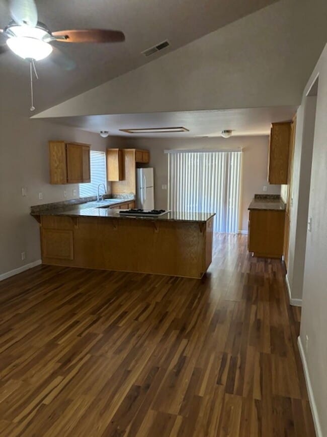 Building Photo - 10 N Valley Ct