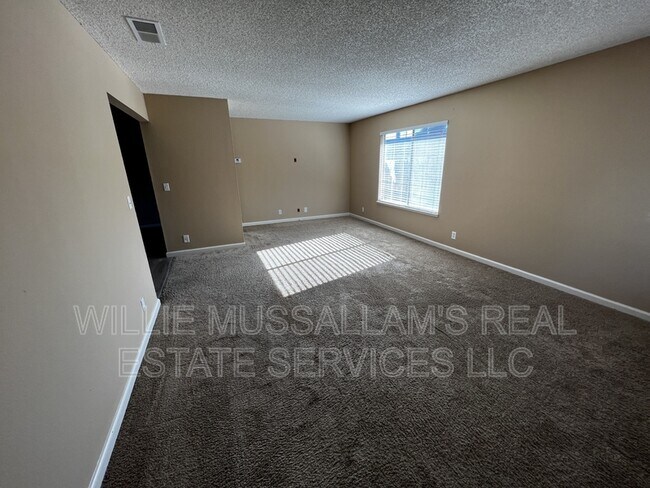 Building Photo - 1625 Court Dr