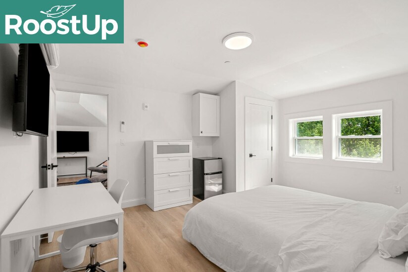 Building Photo - RoostUp Furnished Private Bedroom with Pri...