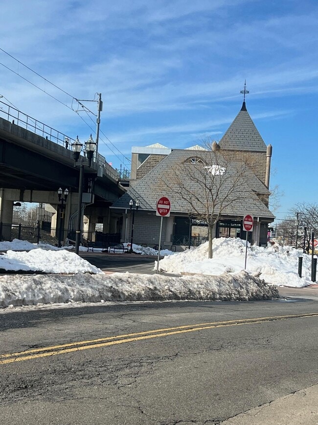 Building Photo - 25 W 8th St