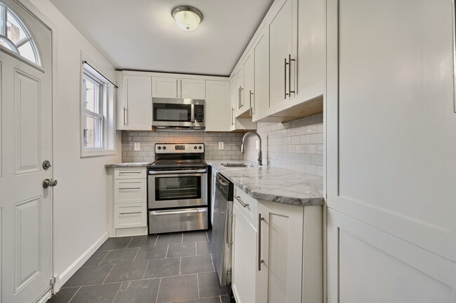 Building Photo - 411 S Madeira St