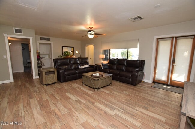 Building Photo - 946 E Denton Ln