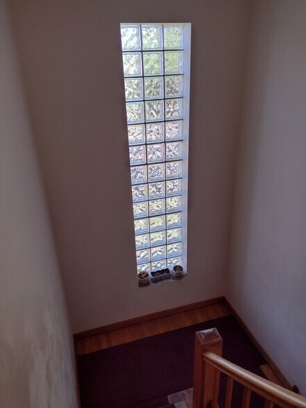 Front hallway - 5617 N Christiana Ave