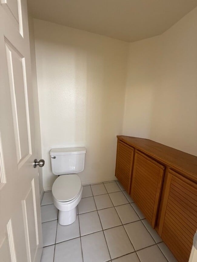 Building Photo - Spacious Home in Tustin with Main Floor Be...