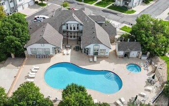 Building Photo - Spacious, Updated 2BR / 2 BA Condo in Gated Community!