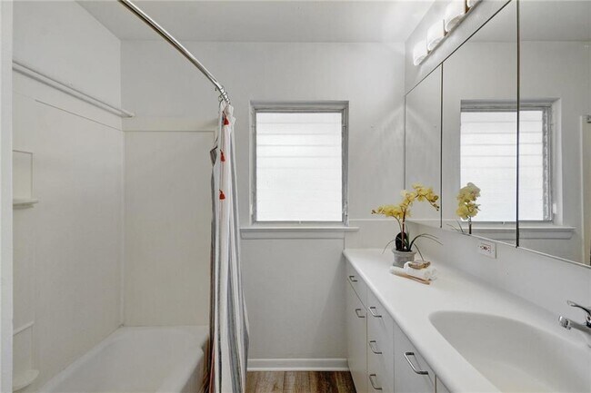 Building Photo - 5320 Balcones Dr