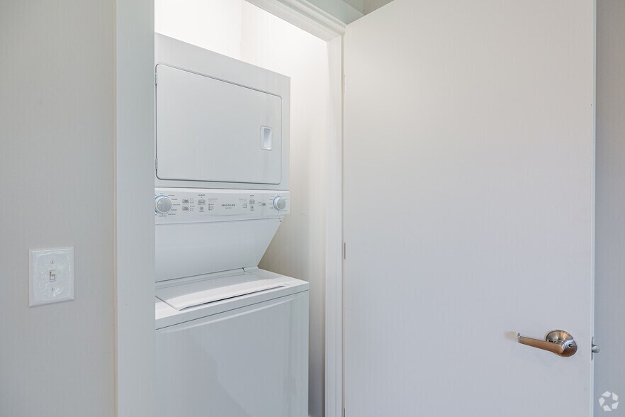 1BR, 1BA - 747SF - Laundry - 2 E Broad St