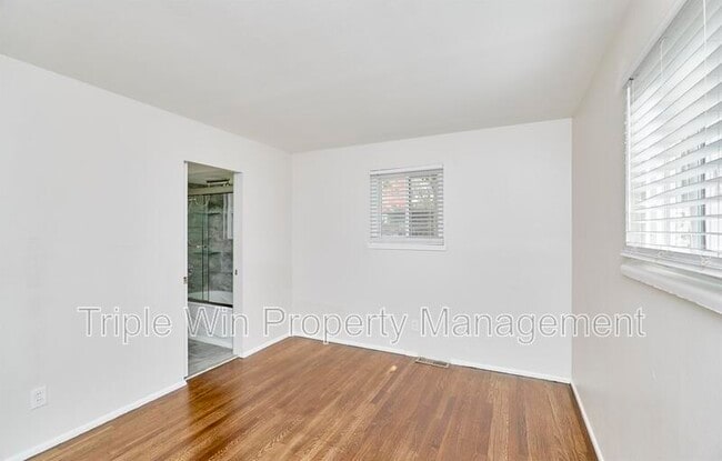 Building Photo - 803 Holiday Ave