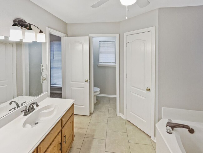 Building Photo - Charming 3 Bed, 2 Bath Home in Prime Fort ...