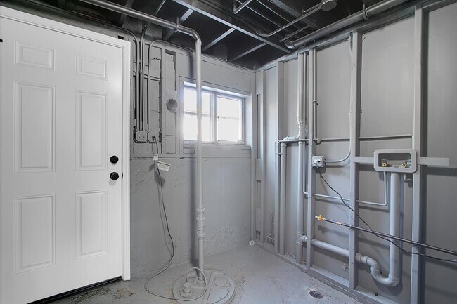 Building Photo - 329 E Jefferson St