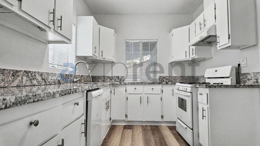 Building Photo - Unit