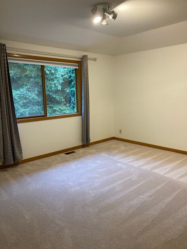 Building Photo - 3bd/3.5ba in Summit Executive Neighborhood
