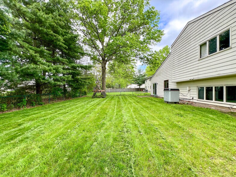 Building Photo - 25946 Tallwood Dr