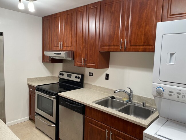 Building Photo - Fairway Manor ... 2 bedroom/Pets OK!