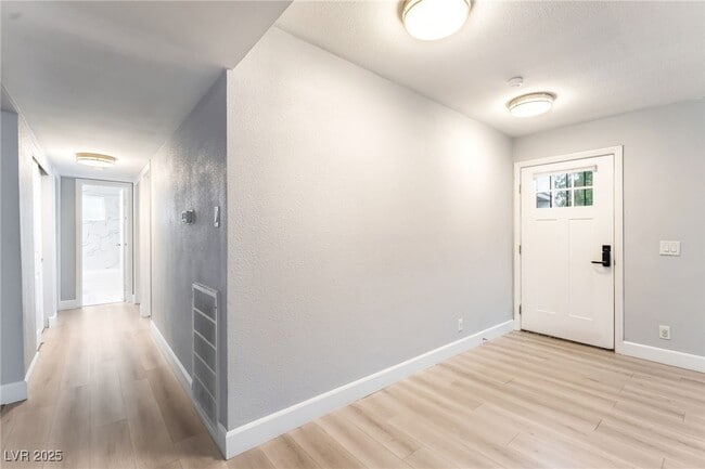 Building Photo - 2905 Kings Way