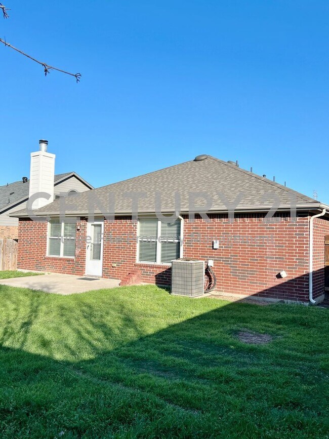 Building Photo - Well Maintained 3/2/2 For Rent in Benbrook...