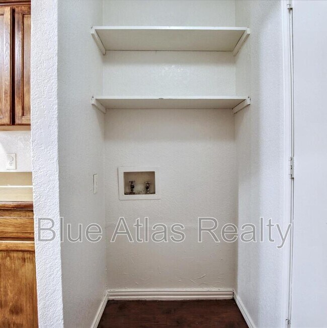 Building Photo - 6857 S Creek Dr