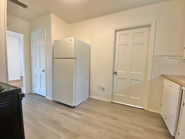 Building Photo - Pre-leasing now - 3 bed /2 bath - available 6/10/2026