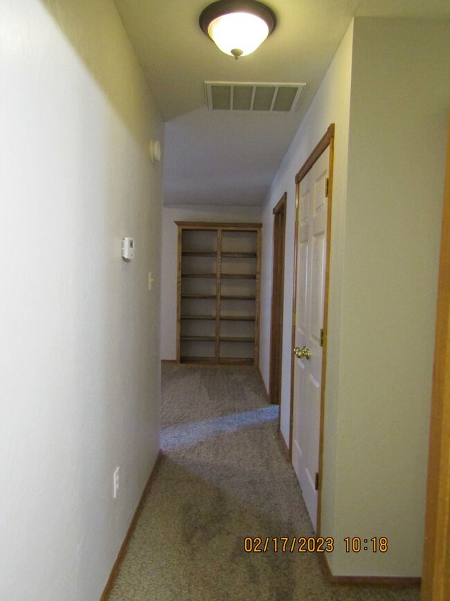 Building Photo - Crown Pointe Area!! PETS ARE NEGOTIABLE WI...