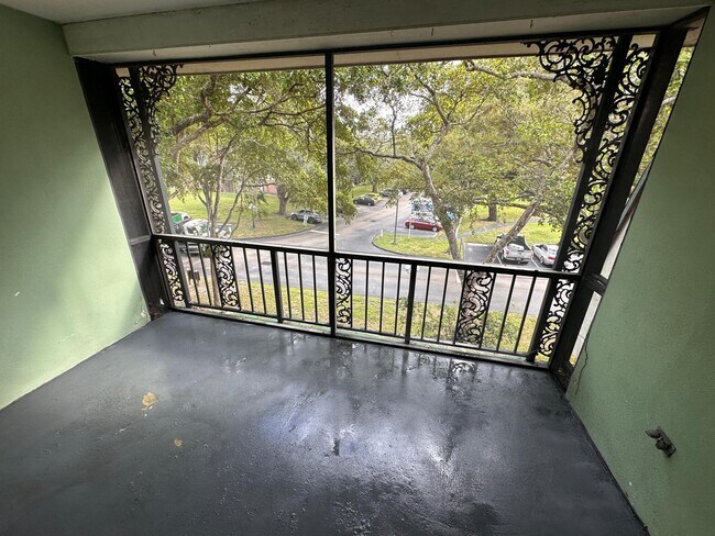 Building Photo - 3680 Inverrary Dr